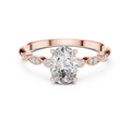 Meisterwerk mit dreieckigem Diamantcluster und geriffelten, abgestuften Flügeln