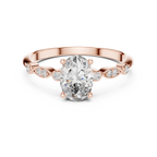 Meisterwerk mit dreieckigem Diamantcluster und geriffelten, abgestuften Flügeln