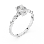 Meisterwerk mit dreieckigem Diamantcluster und geriffelten, abgestuften Flügeln