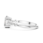 Meisterwerk mit dreieckigem Diamantcluster und geriffelten, abgestuften Flügeln