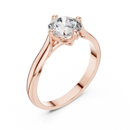 Meisterwerk mit dreieckigem Diamantcluster und geriffelten, abgestuften Flügeln