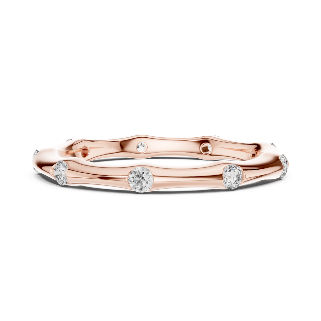 Ein handmodelliertes Wellenband mit bündig gefassten Diamantakzenten