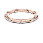 Ein handmodelliertes Wellenband mit bündig gefassten Diamantakzenten