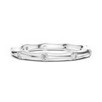 Ein handmodelliertes Wellenband mit bündig gefassten Diamantakzenten