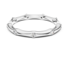 Ein handmodelliertes Wellenband mit bündig gefassten Diamantakzenten