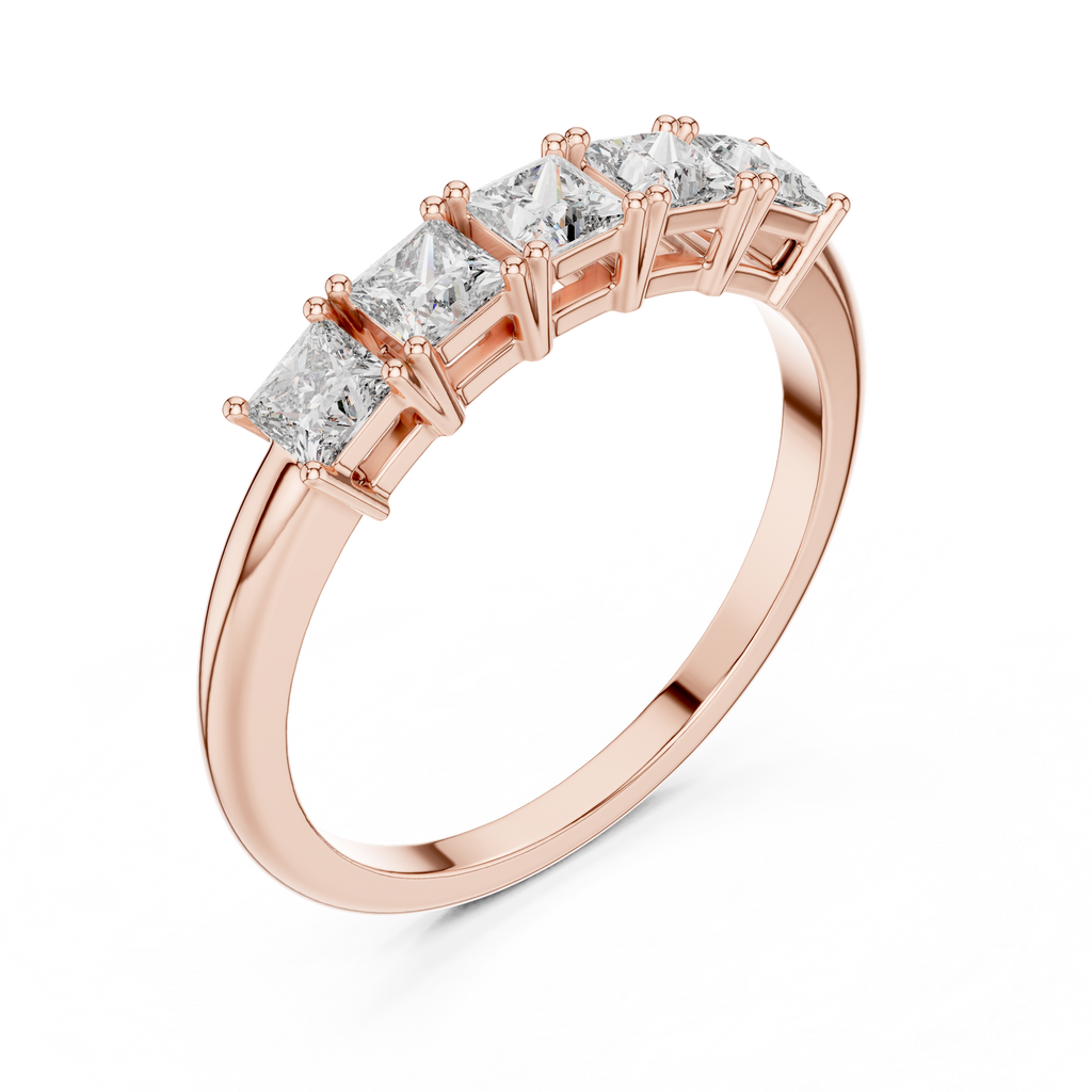 Fünf Diamanten im Princess-Schliff in einer klassischen, erhöhten Korb-Fassung