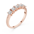 Fünf Diamanten im Princess-Schliff in einer klassischen, erhöhten Korb-Fassung