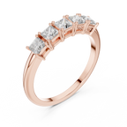 Fünf Diamanten im Princess-Schliff in einer klassischen, erhöhten Korb-Fassung