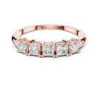 Fünf Diamanten im Princess-Schliff in einer klassischen, erhöhten Korb-Fassung