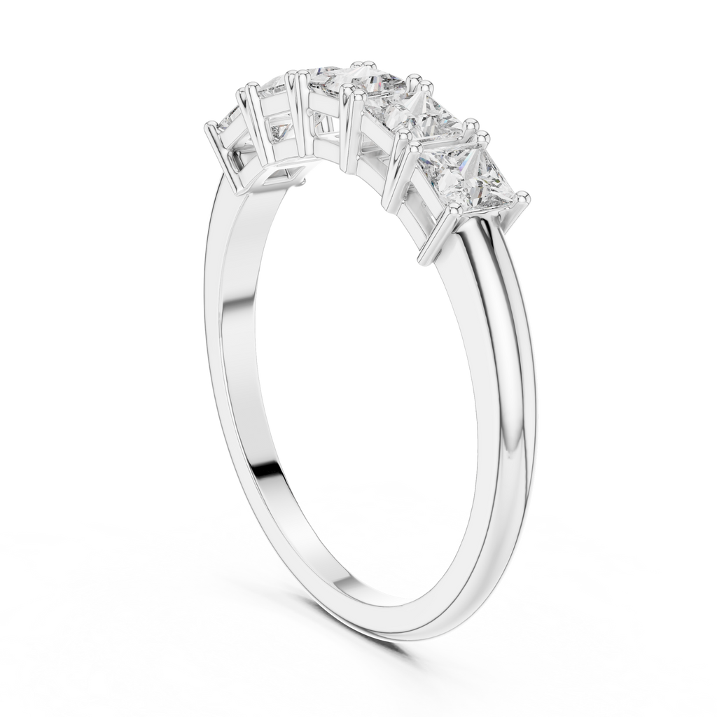 Fünf Diamanten im Princess-Schliff in einer klassischen, erhöhten Korb-Fassung