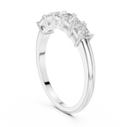 Fünf Diamanten im Princess-Schliff in einer klassischen, erhöhten Korb-Fassung