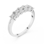 Fünf Diamanten im Princess-Schliff in einer klassischen, erhöhten Korb-Fassung