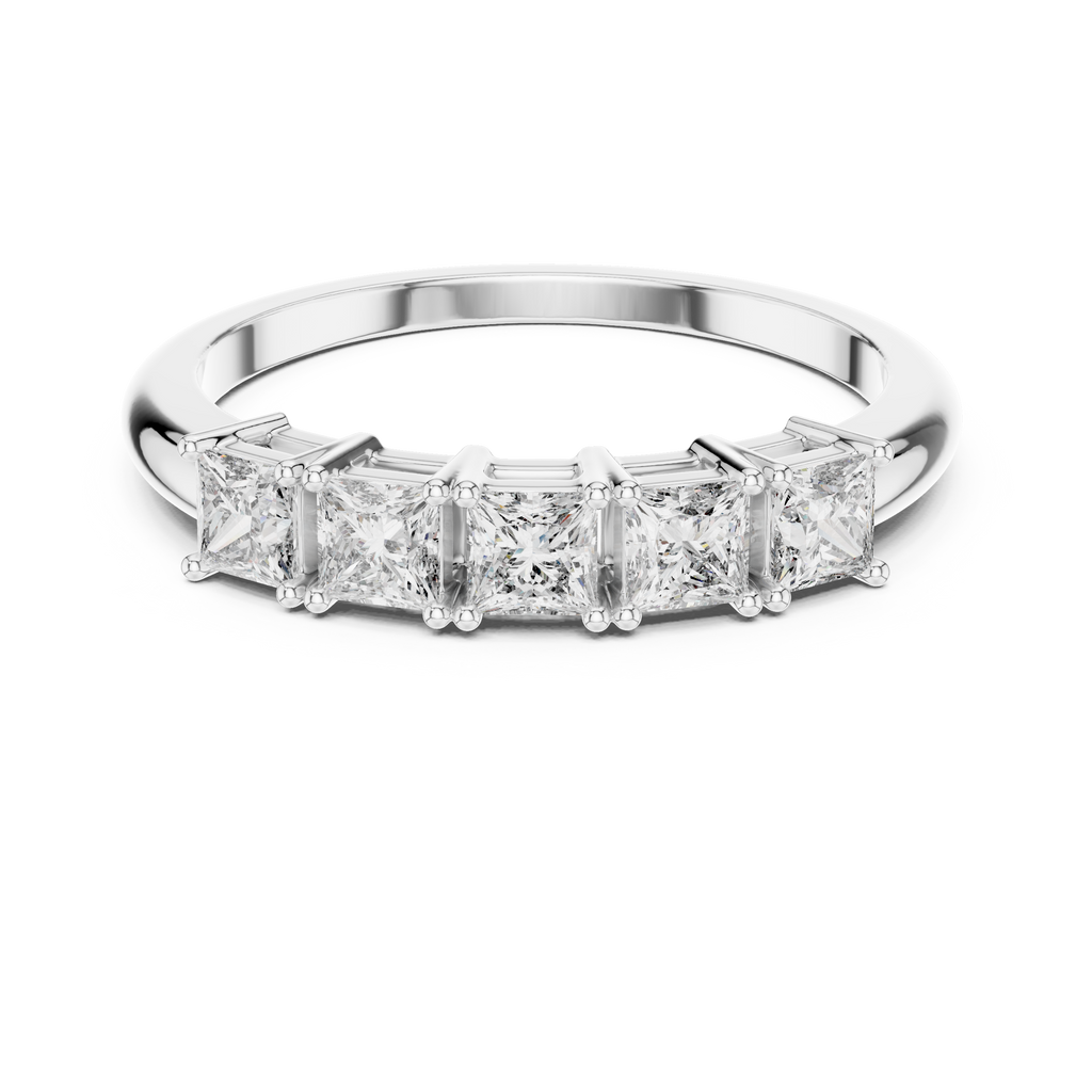 Fünf Diamanten im Princess-Schliff in einer klassischen, erhöhten Korb-Fassung