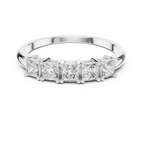 Fünf Diamanten im Princess-Schliff in einer klassischen, erhöhten Korb-Fassung