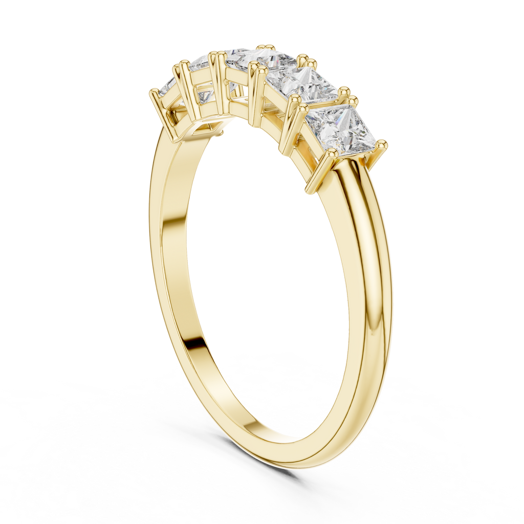 Fünf Diamanten im Princess-Schliff in einer klassischen, erhöhten Korb-Fassung