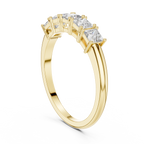 Fünf Diamanten im Princess-Schliff in einer klassischen, erhöhten Korb-Fassung