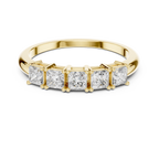 Fünf Diamanten im Princess-Schliff in einer klassischen, erhöhten Korb-Fassung