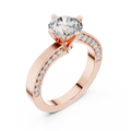 Brillanter runder Diamant auf einem modernen Diamantring mit Kanalfassung
