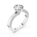 Brillanter runder Diamant auf einem modernen Diamantring mit Kanalfassung