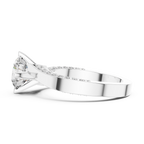 Brillanter runder Diamant auf einem modernen Diamantring mit Kanalfassung
