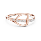 Meisterwerk mit dreieckigem Diamantcluster und geriffelten, abgestuften Flügeln