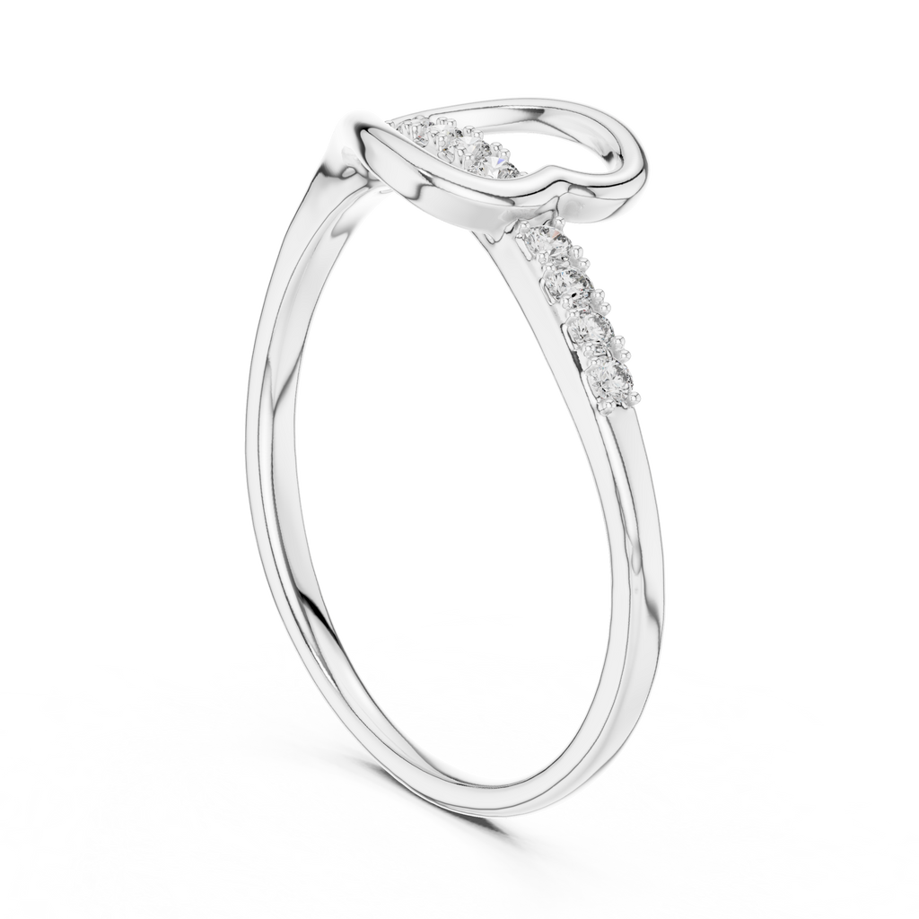 Meisterwerk mit dreieckigem Diamantcluster und geriffelten, abgestuften Flügeln