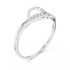 Meisterwerk mit dreieckigem Diamantcluster und geriffelten, abgestuften Flügeln
