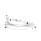 Meisterwerk mit dreieckigem Diamantcluster und geriffelten, abgestuften Flügeln