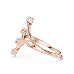 Meisterwerk mit dreieckigem Diamantcluster und geriffelten, abgestuften Flügeln