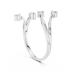 Meisterwerk mit dreieckigem Diamantcluster und geriffelten, abgestuften Flügeln