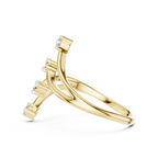 Meisterwerk mit dreieckigem Diamantcluster und geriffelten, abgestuften Flügeln