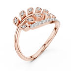 Meisterwerk mit dreieckigem Diamantcluster und geriffelten, abgestuften Flügeln