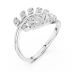 Meisterwerk mit dreieckigem Diamantcluster und geriffelten, abgestuften Flügeln