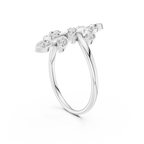 Meisterwerk mit dreieckigem Diamantcluster und geriffelten, abgestuften Flügeln