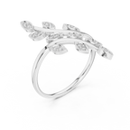 Meisterwerk mit dreieckigem Diamantcluster und geriffelten, abgestuften Flügeln