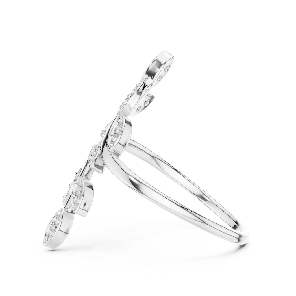 Meisterwerk mit dreieckigem Diamantcluster und geriffelten, abgestuften Flügeln