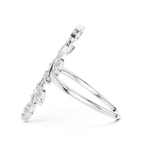 Meisterwerk mit dreieckigem Diamantcluster und geriffelten, abgestuften Flügeln