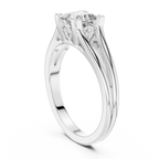 Diamantring im Princess-Schliff mit aufwendiger Fassung im Antik-Stil