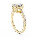 Brillanter Diamant in Tropfenform mit einem funkelnden, diamantbesetzten Band