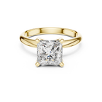 Prinzessschliff-Diamant in einer modernen Kathedralenfassung