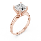 Prinzessschliff-Diamant in einer modernen Kathedralenfassung