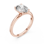 Brillanter, länglicher Diamant in einer minimalistischen schwebenden Kathedralenfassung