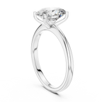 Brillanter, länglicher Diamant in einer minimalistischen schwebenden Kathedralenfassung