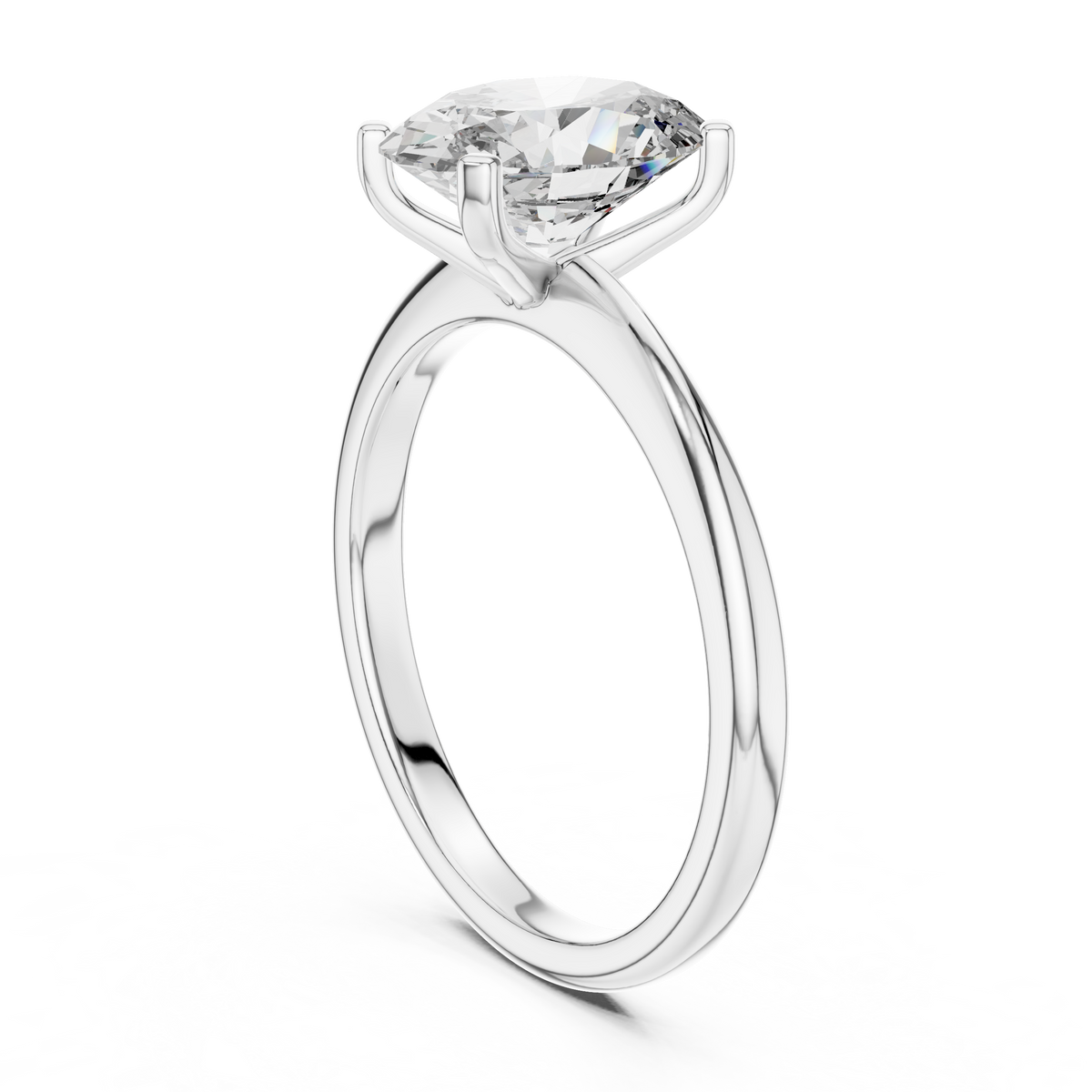 Brillanter, länglicher Diamant in einer minimalistischen schwebenden Kathedralenfassung