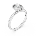 Brillanter, länglicher Diamant in einer minimalistischen schwebenden Kathedralenfassung