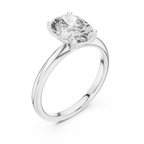 Brillanter, länglicher Diamant in einer minimalistischen schwebenden Kathedralenfassung