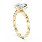 Brillanter, länglicher Diamant in einer minimalistischen schwebenden Kathedralenfassung