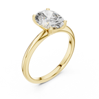 Brillanter, länglicher Diamant in einer minimalistischen schwebenden Kathedralenfassung