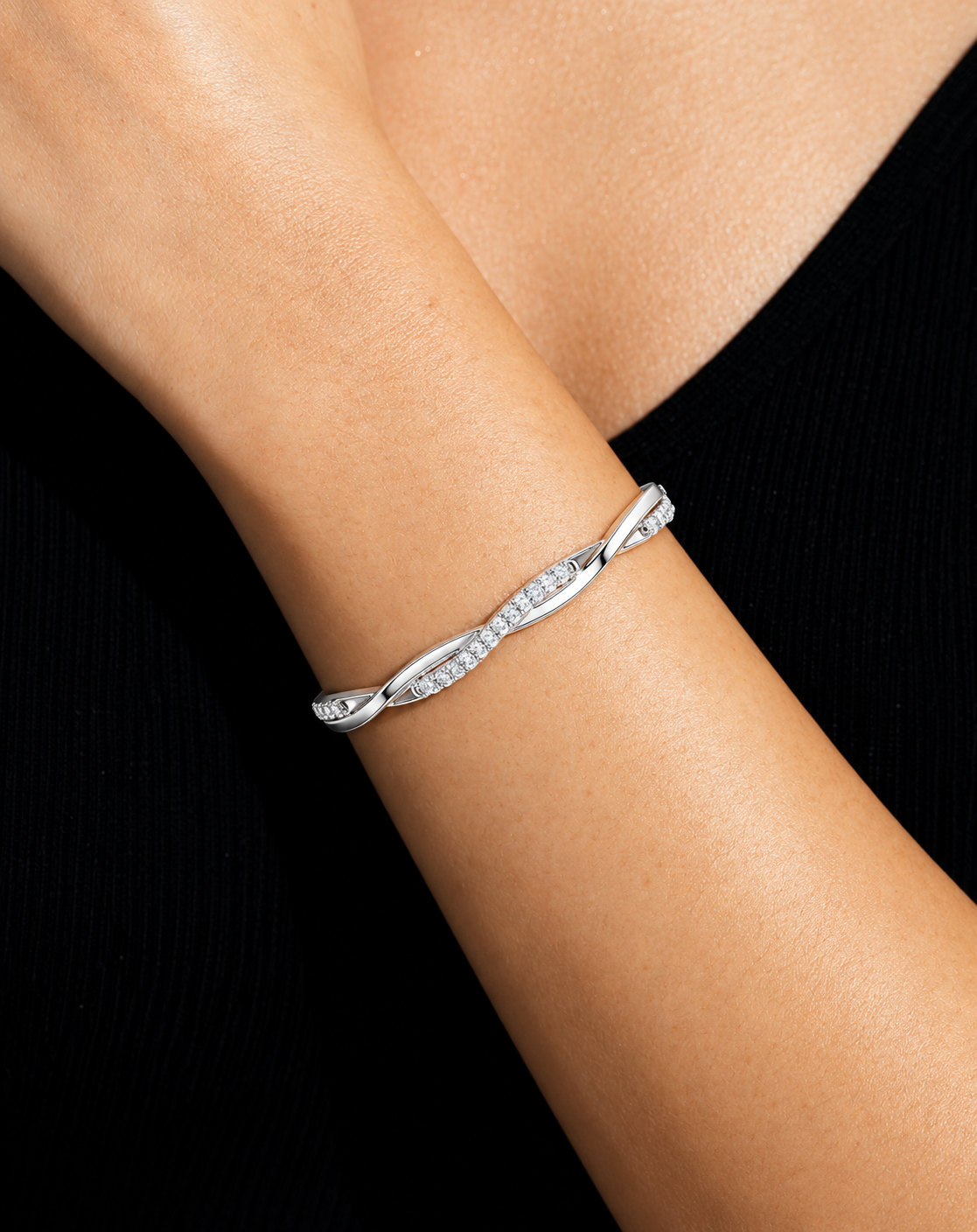 Minimalistisches Diamantarmband mit Twist-Design