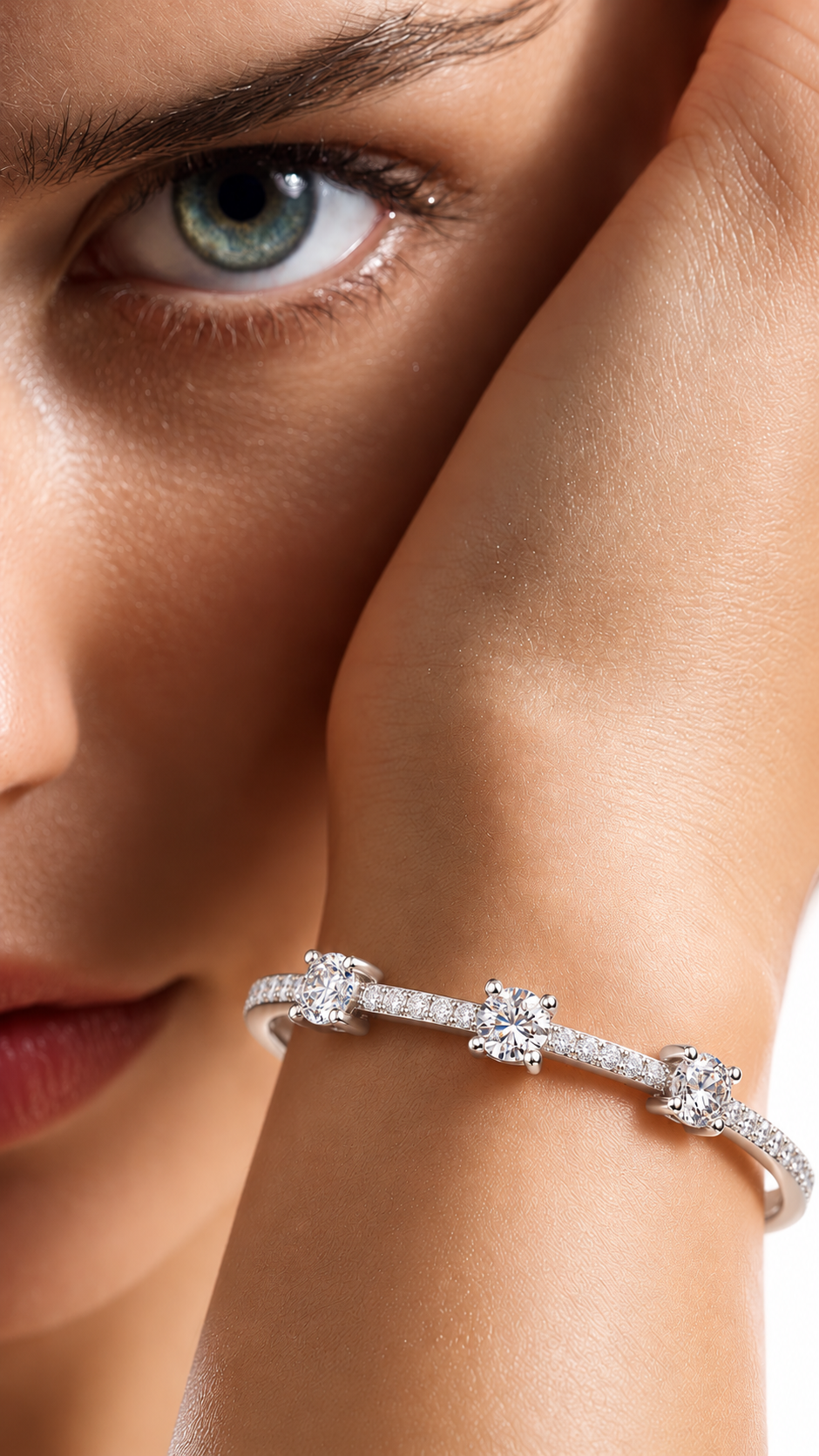 Minimalistisches Solitaire Diamantarmband mit drei Steinen